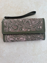 Load image into Gallery viewer, Wristlet wallet | verde olivo