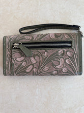 Load image into Gallery viewer, Wristlet wallet | verde olivo