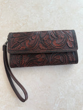 Load image into Gallery viewer, Wristlet wallet | tan frances