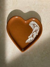 Load image into Gallery viewer, Corazón plate (1/2 design) | brown