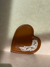 Load image into Gallery viewer, Corazón plate (1/2 design) | brown