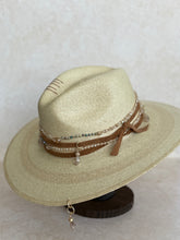 Load image into Gallery viewer, Palm hat
