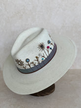 Load image into Gallery viewer, Palm hat
