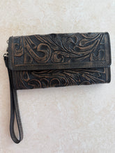 Load image into Gallery viewer, Wristlet wallet | oro viejo
