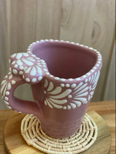 Load image into Gallery viewer, Corazón mug (1/2 design) | pink
